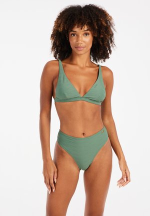 Set di bikini verde con motivo geometrico a costine. Il top a triangolo presenta spalline larghe, mentre il fondo a vita alta offre una vestibilità liscia.