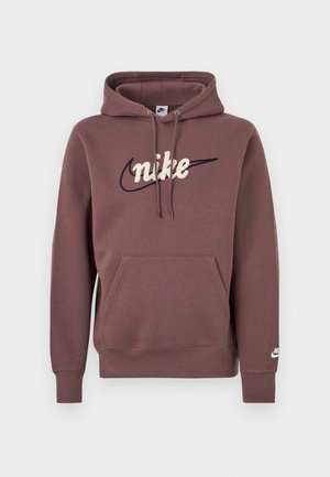 Καφέ φούτερ Nike με μπροστινή τσέπη, κουκούλα με κορδόνια και λευκή κεντημένη επωνυμία πάνω σε μαύρο λογότυπο Swoosh στο στήθος.