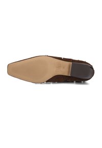 Bruine suède pointed toe schoenzool met een gestructureerde grip, zilveren studs aan de zijkanten en "TORAL Made in Spain" branding, maat 38.