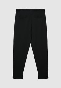 Schwarze Jogginghose mit lockerem Schnitt, ausgestattet mit elastischem Bund, zwei Gesäßtaschen und eingefassten Säumen. Glatte Textur.