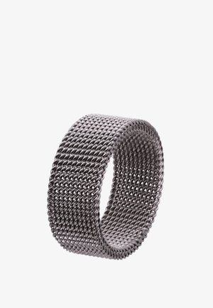 Metalowa siatkowa bransoletka w ciemnoszarym kolorze; charakteryzuje się elastyczną, tkaną teksturą, cylindrycznym kształtem i gładkimi krawędziami, co nadaje nowoczesny wygląd.