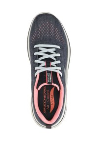 Sport-Sneaker mit einem atmungsaktiven, navyblauen Textil-Obermaterial, das mit pinken Akzenten versehen ist. Weiße Schnürsenkel und gepolsterte Innensohle mit der Bezeichnung "ArchFit".