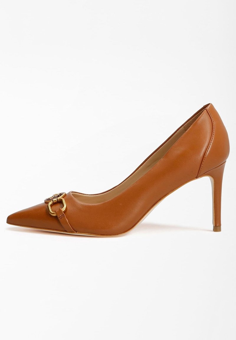 Escarpin en cuir marron, à talons hauts et bout pointu, avec des accents en métal doré, une texture lisse et une silhouette élégante, doté d'un talon courbé.