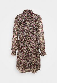 Robe à manches longues à motif floral avec col montant, présentant de petites fleurs roses, beiges et vertes sur fond noir, vue de dos.