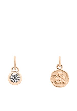 Zwei kleine roségoldene Anhänger: einer mit einem klaren runden Edelstein, der andere geprägt mit einer Engelsfigur.