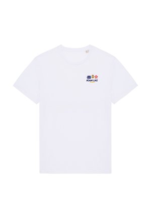 Weißes T-Shirt mit kurzen Ärmeln und kleiner, farbenfroher Grafik auf der linken Brust, die eine Pagode, eine Laterne, eine Blume und den Text "ROAM LIKE SUMMER." zeigt