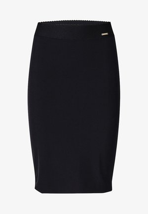 Schwarzer Bleistiftrock aus dehnbarem Material, taillierte Passform, glatte Textur, mit breitem Bund und einem kleinen metallischen Logo-Highlight.