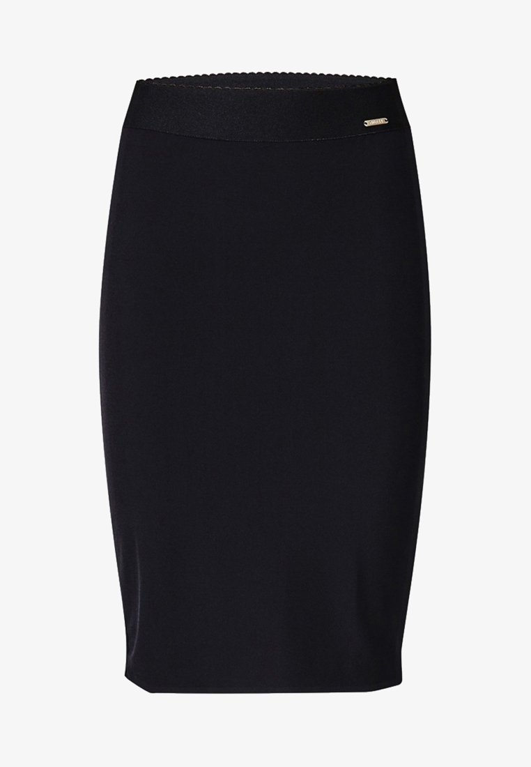 Schwarzer Bleistiftrock aus dehnbarem Material, taillierte Passform, glatte Textur, mit breitem Bund und einem kleinen metallischen Logo-Highlight.