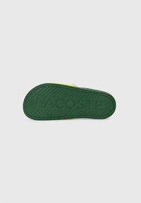Lacoste SERVE - Pool slides - dark green/yellow