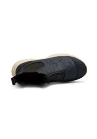 Zapato negro y azul sin cordones con parte superior texturizada y suela blanca contrastante. Presenta un asa en el talón para facilitar su uso.