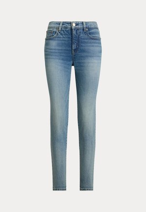 Κολάν τζιν σε ανοιχτό μπλε ντένιμ με ξεθωριασμένο πλύσιμο, ψηλή μέση, μπροστινές τσέπες και κλείσιμο με φερμουάρ. Καθαρή, ίσια γραμμή στο πόδι.