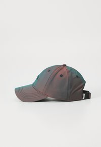 Baseballmütze in einem Farbverlauf von Teal und Mauve. Stoffmaterial mit strukturiertem Schirm, verstellbarem Riemen und gesticktem Logo auf der Vorderseite.