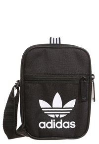 Borsa in tessuto nera con chiusura a zip, caratterizzata da un grande logo Adidas bianco e tre strisce bianche nella parte superiore. Include una tracolla regolabile.