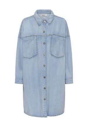 Rochie cămașă din denim albastru deschis, cu mâneci lungi, guler, nasturi în față, două buzunare la piept și detalii vizibile de cusături.