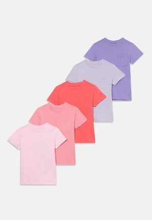 Viis lihtsat lühikeste varrukatega t-särki roosa, heleroosa, korallpunase, lavendli ja lilla värvitoonis, igaühel rinnatasku, asetatud kattuvate kihtidena.