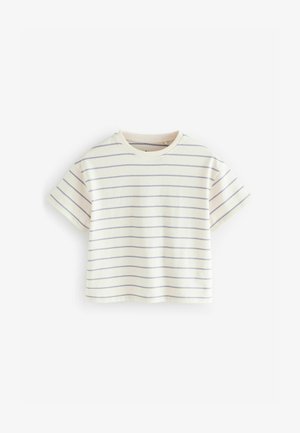 T-shirt blanc à manches courtes avec des rayures horizontales bleu clair, doté d'un col rond et d'une coupe décontractée. Tissu en coton doux.