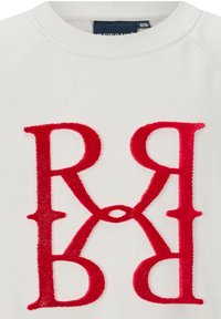 Felpa bianca con lettere rosse ricamate in grassetto "R" e "H," con un dettaglio circolare che le collega; collo a costine e maniche raglan.