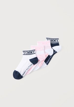 Neli paari pahkluu sokke valges ja roosas tumesiniste detailidega, mille mansettidel on kiri "TOMMY" ja talladel "TOMMY HILFIGER".