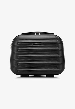 Valigia rigida nera con finitura testurizzata, caratterizzata da scanalature orizzontali, una maniglia superiore e un logo del marchio in metallo. Chiusura con zip.