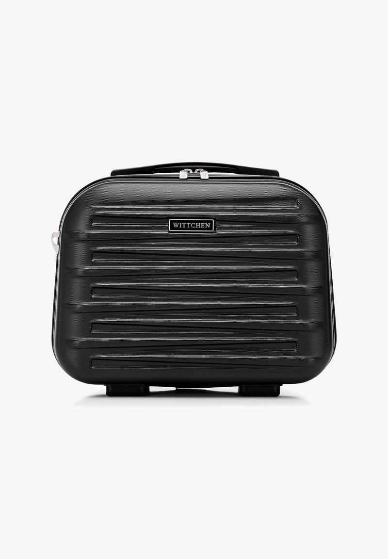 Valigia rigida nera con finitura testurizzata, caratterizzata da scanalature orizzontali, una maniglia superiore e un logo del marchio in metallo. Chiusura con zip.