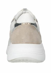 Witte en beige sneaker met een bovenwerk van suède en metallic, ronde neus en een gestructureerde witte zool. Heeft een soepele hieltab en mesh-details.