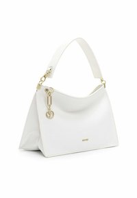 Borsa a tracolla in pelle bianca con finitura testurizzata, parte superiore curva e tracolla staccabile. Presenta accessori in oro e un dettaglio con charm.