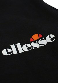 Tissu noir avec le logo blanc "ellesse" surmonté d'un accent en forme de demi-cercle rouge et orange. Texture lisse, design décontracté.