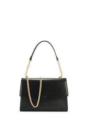 Czarna skórzana torebka z teksturowaną dolną połową, gładką klapką oraz złotym łańcuszkiem i krótkim czarnym uchwytem.