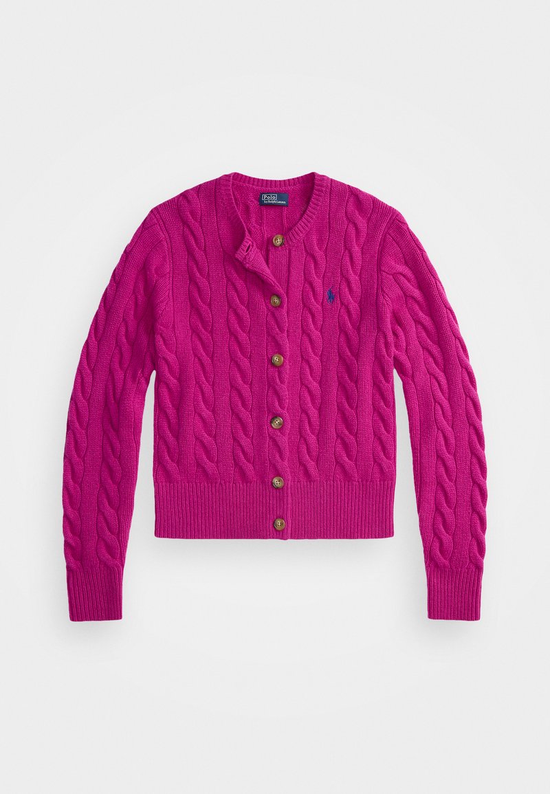 Cardigan en tricot rose avec un motif en torsades, encolure ronde, fermeture à boutons sur le devant avec des boutons marron, et poignets et ourlet côtelés.