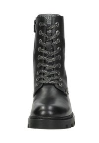 Zwarte leren enkelboot met een ronde neuspunt, metalen oogjes en grijze veters. Voorzien van een zijrits en een gestructureerde zool voor grip.