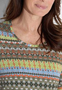 T-Shirt mit Rundhalsausschnitt, das ein mehrfarbiges Muster aus grünen, orangefarbenen, blauen und weißen Abschnitten aufweist; aus einem weichen, strukturierten Stoff gefertigt.