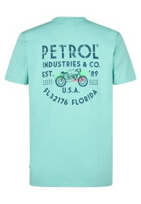 Tyrkysové bavlněné tričko s grafikou motocyklu a textem "PETROL INDUSTRIES & CO." na zádech, s kulatým výstřihem.