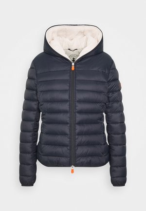Mørkeblå polstret jakke med lynlås foran, hætte foret med hvid fleece og orange lynlåstræk, vist på ensfarvet baggrund.