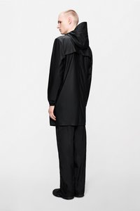 Μαύρο αδιάβροχο μπουφάν με κουκούλα, διαθέτει ελαστικά μανίκια και κομψό σχεδιασμό. Συνδυάζεται με ταιριαστό μαύρο παντελόνι.