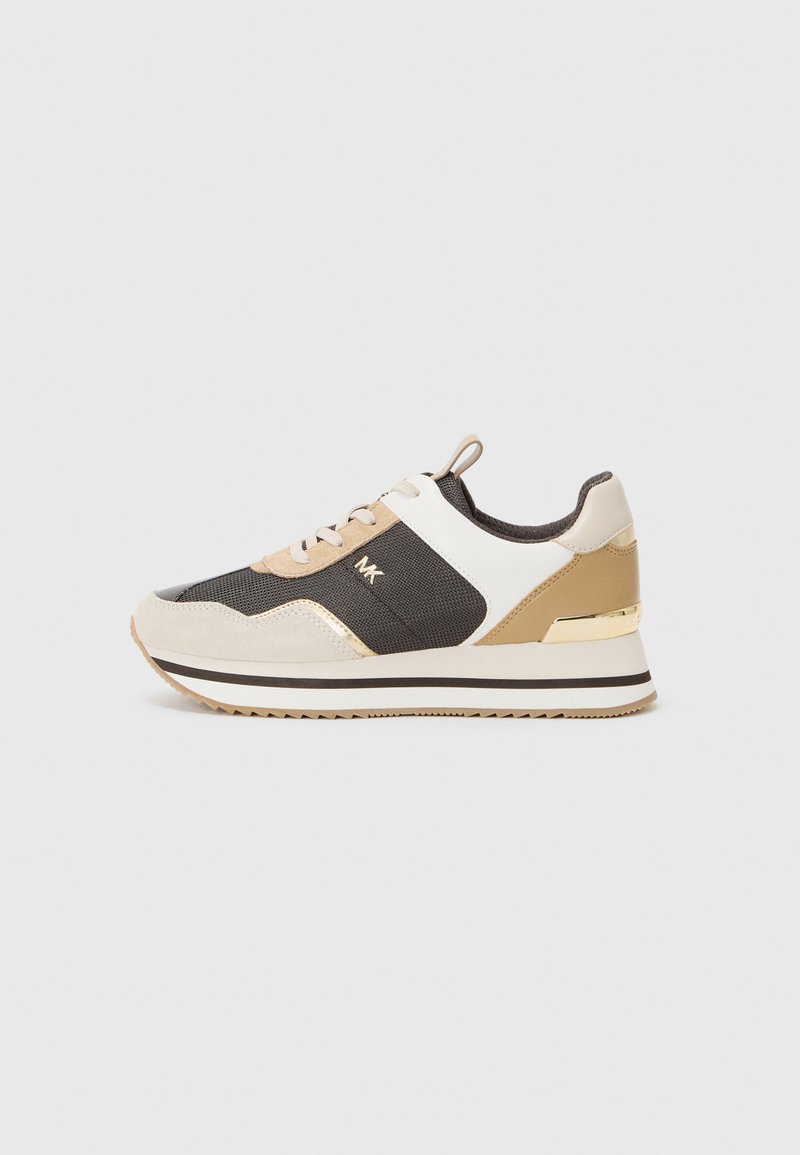 Sneakers con una combinazione di colori beige, nero e bianco, realizzati in rete e suede, con dettagli dorati e una suola testa di moro.