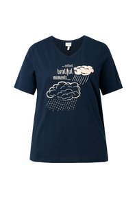 Navy blå bomulds t-shirt med V-hals, der har hvide sky-grafikker, regndråber og teksten "samle smukke øjeblikke", korte ærmer og afslappet pasform.