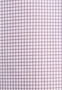 Tissu blanc avec un motif en grille de fines lignes rouges créant de petits carrés régulièrement espacés.