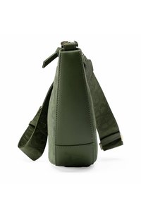 Bolso de mano verde oliva con acabado en cuero texturizado, forma cuadrada, correa ajustable y detalles sutiles en relieve en los lados.