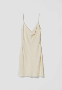 Krämfärgad sidentopp med tunna axelband, draperad cowl-halsringning och en slät, mjuk textur. Har en figurnära siluett och knälång nederkant.