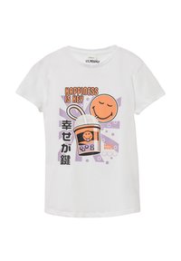 Witte katoenen t-shirt met een kleurrijke grafische print. Het ontwerp bevat een glimlachend gezicht, een beker en de tekst: "Happiness is Key" in oranje en zwart.
