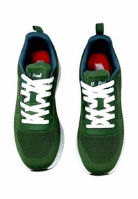 Sneaker in rete verde con lacci bianchi, dotate di un colletto imbottito blu e suole rosse, progettate per comfort e traspirabilità.