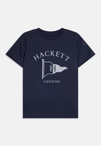 Marineblå bomullst-skjorte med et hvitt grafisk bilde av et flagg med teksten "HACKETT" og "LONDON", rund halsutskjæring og korte ermer.