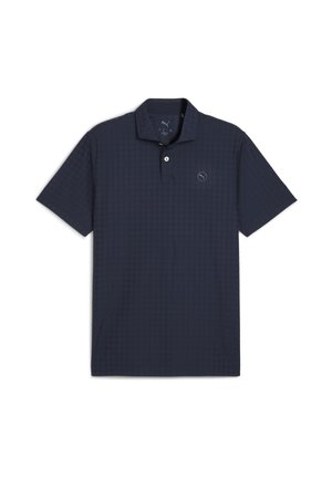 Polo de color azul marino hecho de tela texturizada, con una tapeta de tres botones y un pequeño logo en el lado izquierdo del pecho. Manga corta.