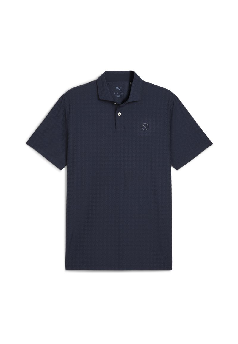 Marineblå polo-shirt lavet af tekstureret stof, med en tre-knaps stolpe og et lille logo på venstre bryst. Korte ærmer.