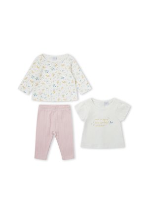 Conjunto de tres piezas para bebé niña con top de manga larga floral, camiseta blanca de manga corta con texto dorado y leggings rosa acanalados.