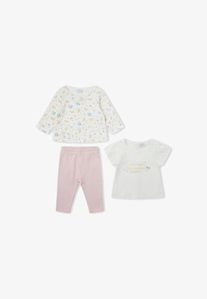 Conjunto de tres piezas para bebé niña con top de manga larga floral, camiseta blanca de manga corta con texto dorado y leggings rosa acanalados.