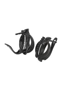 Orecchini a cerchio in metallo nero con un design liscio e curvato. Presentano un motivo testurizzato e accenti in pietra nera lungo il bordo anteriore.