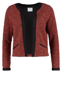 Rød tekstureret cardigan med lange ærmer, sort kant langs udskæringen og forsiden samt frontlommer. Blødt stof med et cropped design.