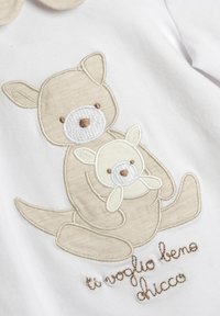 Un tessuto bianco presenta un design ricamato di un canguro color nocciola e un piccolo joey color crema, con accenti marroni e il testo "ti voglio bene chicco."