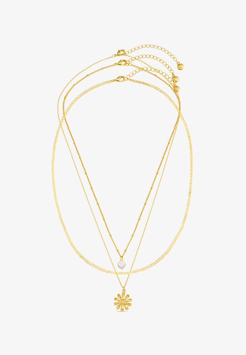 Ogrlica v zlato-tonirani večplastni obliki z dvema slogoma verig, poudarkom iz bisera in obeskom v obliki cvetlice na dnu.